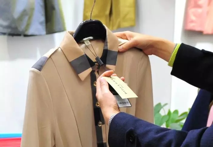 nike阿迪折扣店衣服是正品吗,商场特卖的衣服靠谱吗