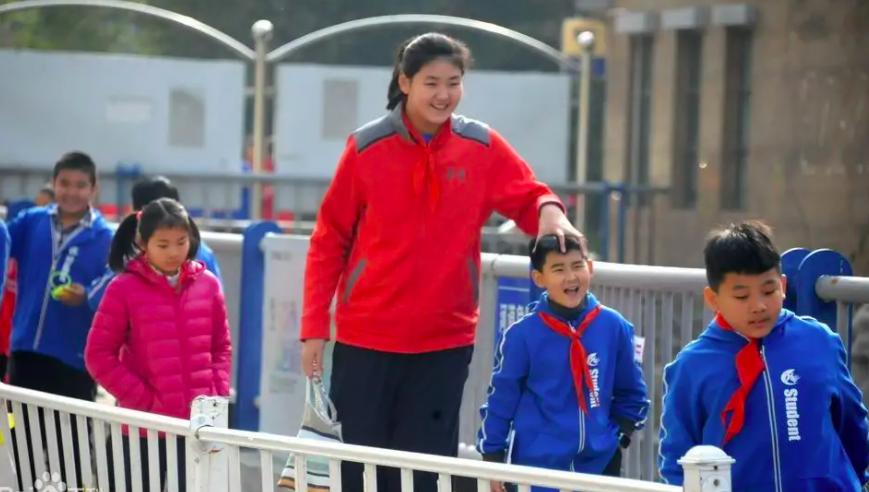 中国女篮夺冠姚明露出了笑容,女篮姚明身高多少米