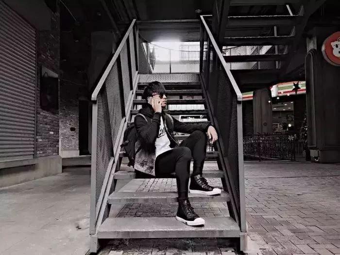 楼梯背景怎么拍照姿势好看,在废弃楼梯怎么复古拍照