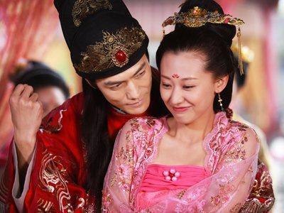 妻子上联：樱桃小口，齿椤椤，吞粗吐细，丈夫下联让她羞红了脸