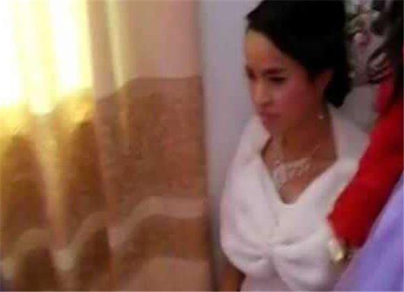 男子接亲堵门抢到新郎塞的红包,新郎接亲给了5次红包