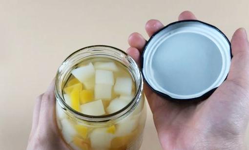 罐头打开拉环方法,罐头盖难开试试这招轻松就能开启