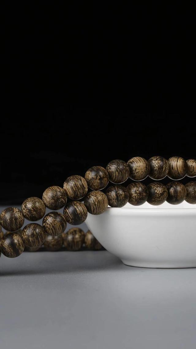 如何快速辨别沉香的真假 (怎样鉴别沉香的真假)