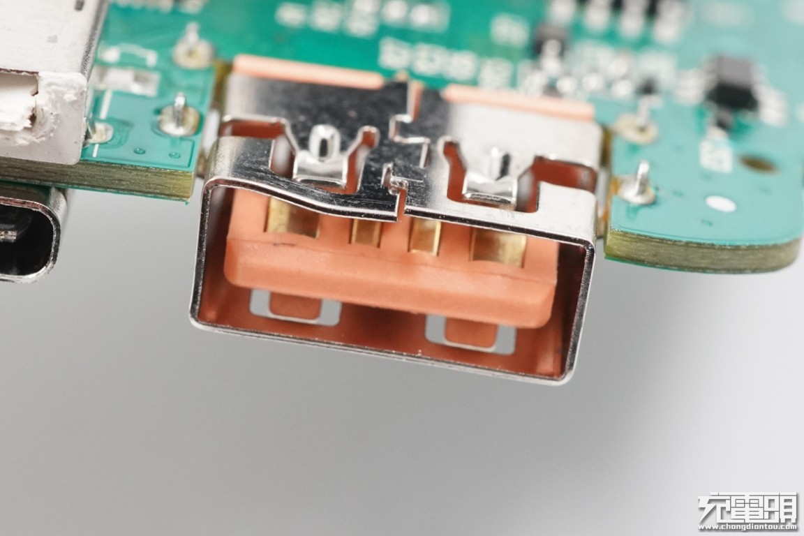 羽博充移动电源拆解,羽博20w快充头拆解