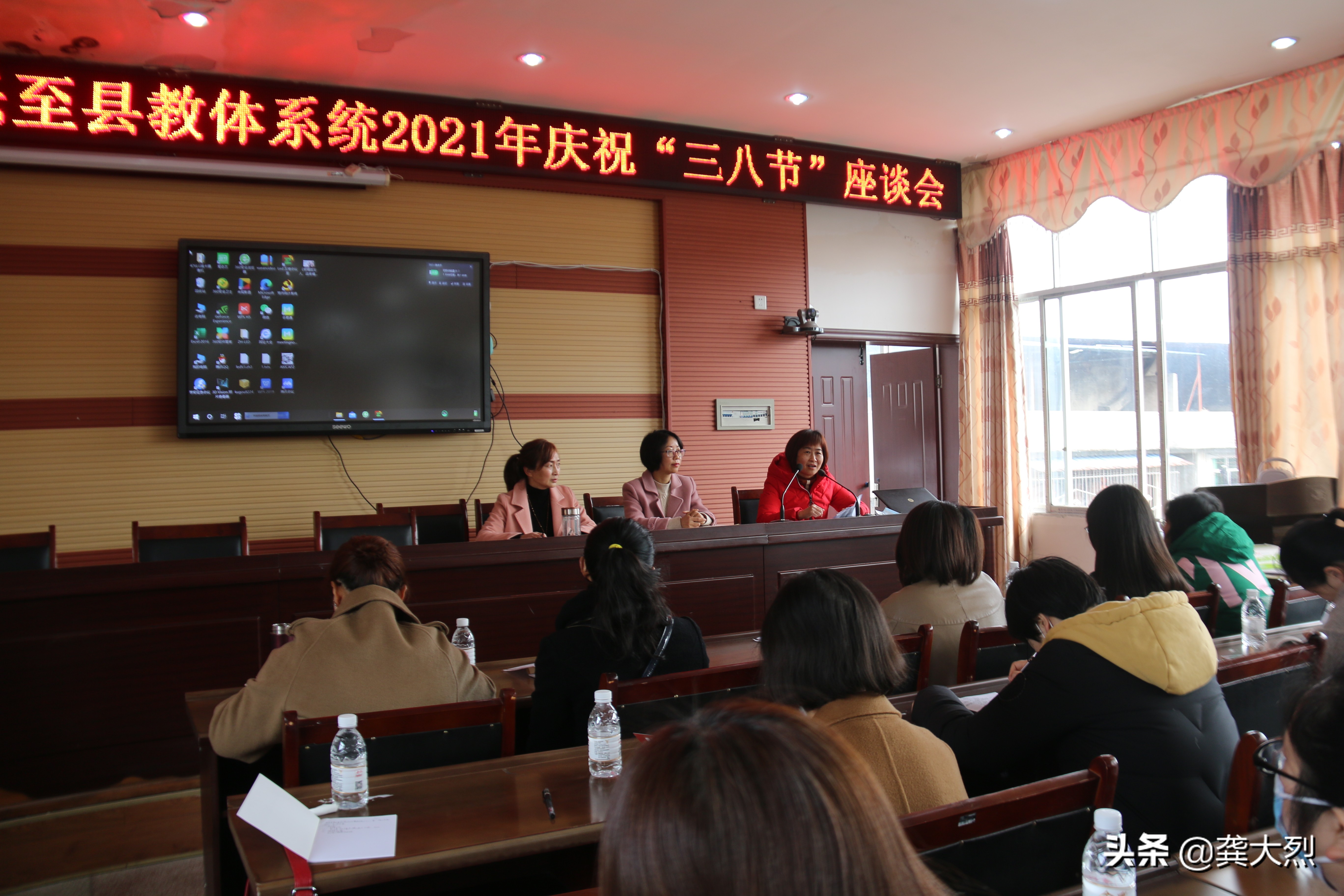 乐至县女教师：有人说，女人是花。我要说，女人是树，是开花的树