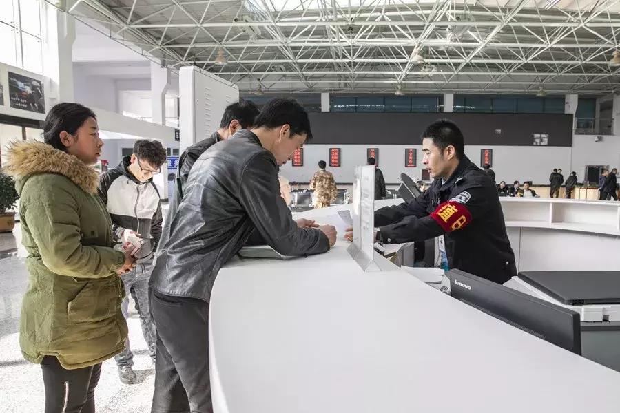 车管科民警日常工作,车管窗口民警暖心事