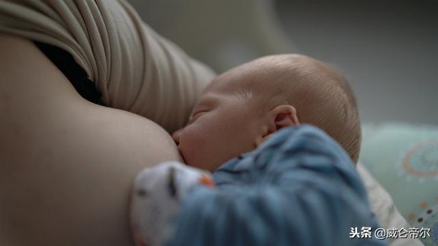 是观念陈旧还是现实?妈妈初乳就该抛弃?宝宝都已经跪下了~