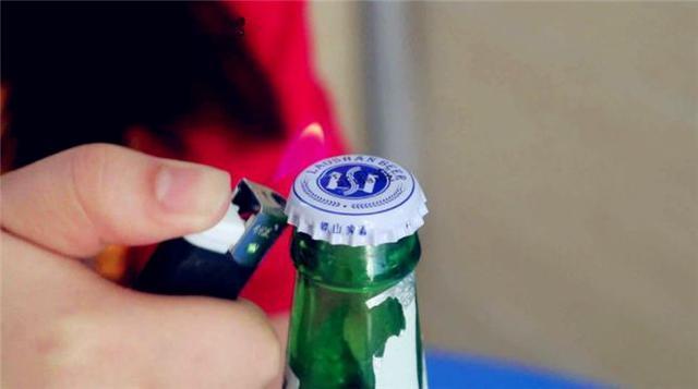 喝啤酒不用开瓶器，喝了十几年啤酒才知这个方法，女生都能轻易开