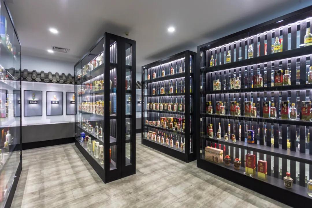 他们收老酒,卖老酒,喝老酒,他们是一帮疯狂“老酒人”