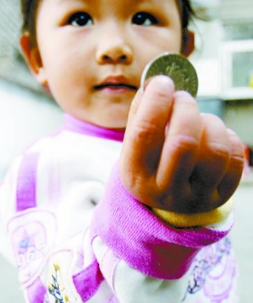 小孩误食樟脑丸,孩子误食客厅上面的樟脑丸