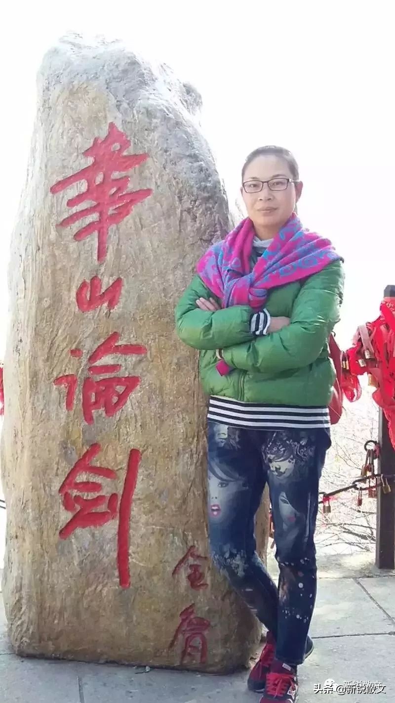 食指背面有裂口又疼又痒怎么回事,嘴唇裂开一道口子起泡