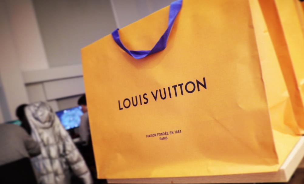 FPX队员赛前收到价值近10万的礼物！网友：Doinb快转送给老婆