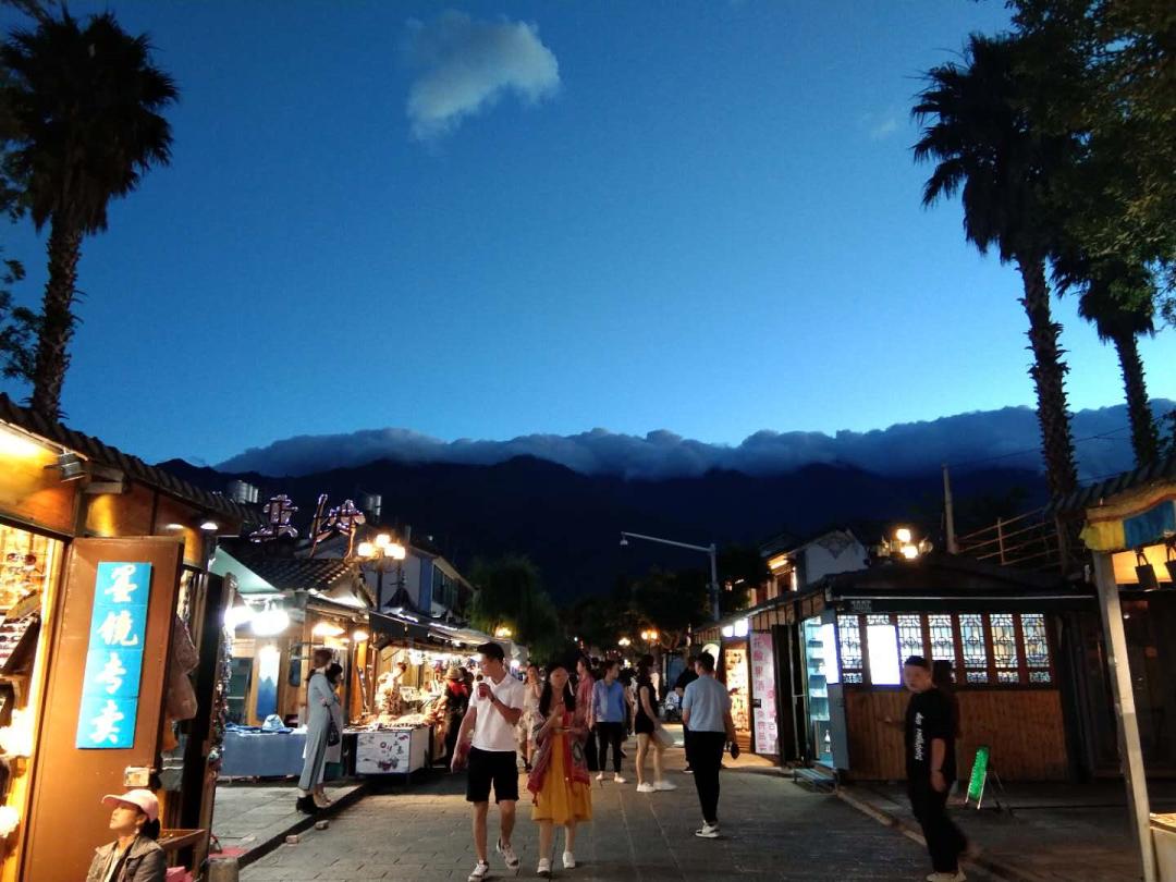 大理客栈月租百元，散步、读书、摆摊