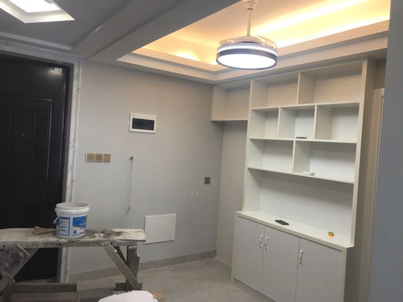 全包只花了11万，连床都是木工现场包做，打扫干净就差沙发电视了