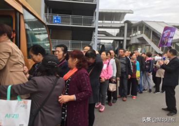 武汉人自己的狂欢！数千人齐聚汉口北海宁皮革品牌广场畅玩“嗨皮大团购”