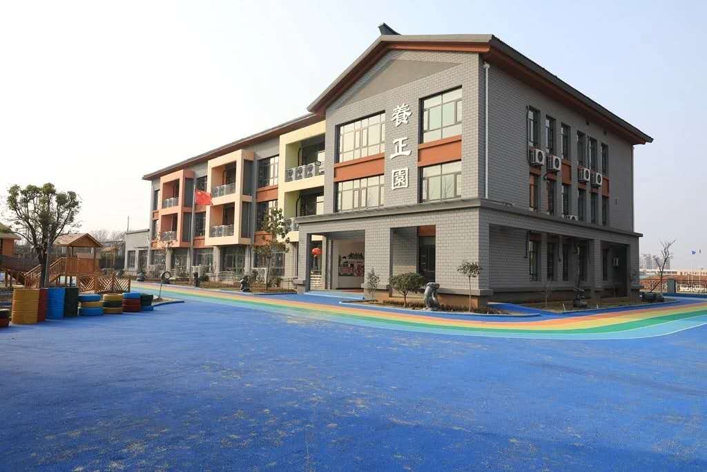 一所充满爱的学校,这是一所漂亮的学校英语