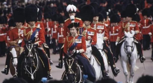 英国女王年轻时上过战场,英国女王差点中枪