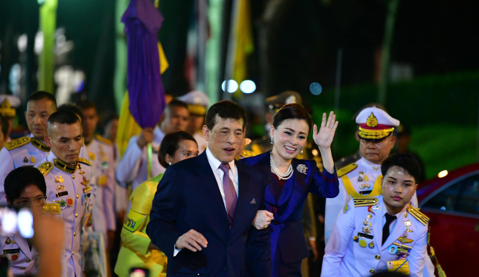 泰国人民很爱国王,拿着国王的签名激动万分,拉玛十世很是欣慰