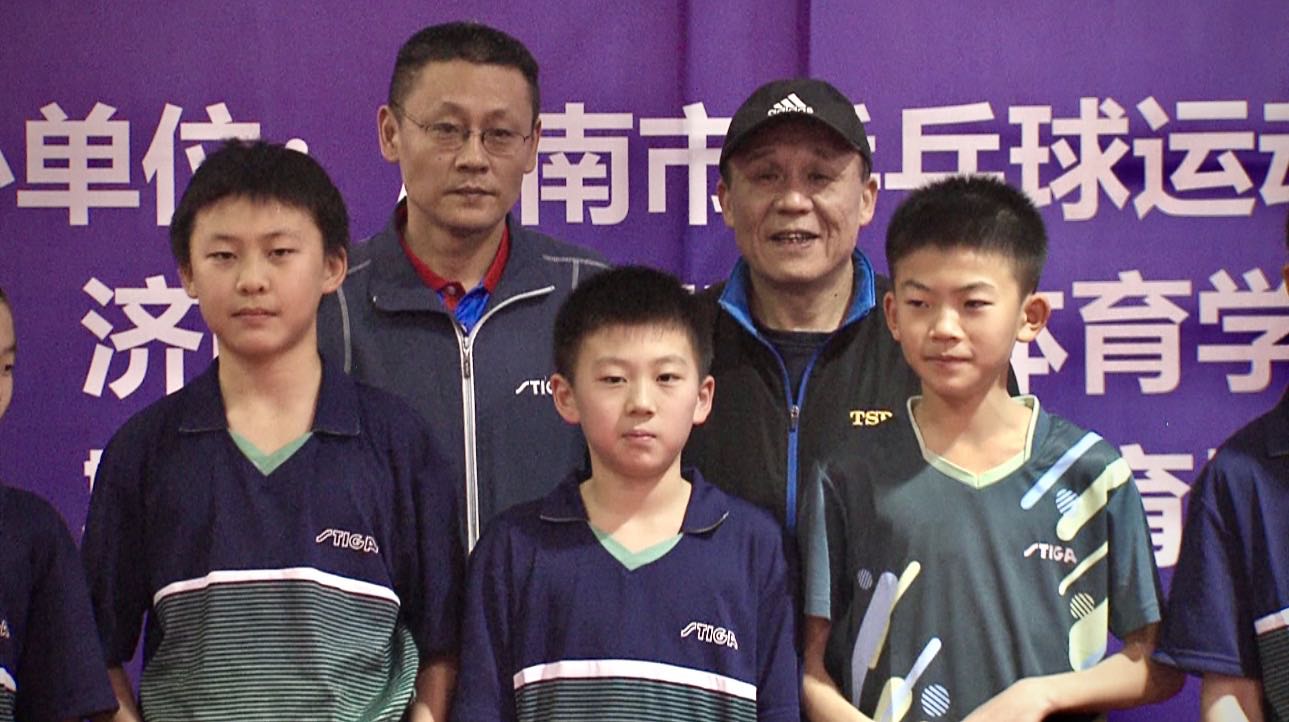 现在的小孩打乒乓球,现在的小朋友乒乓球打得好厉害