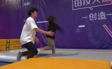 6岁小女孩空翻练出8块腹肌,学生如何练成八块腹肌还有后空翻