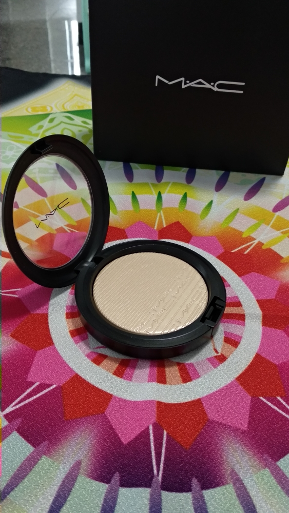 MAC家一贯的黑色版本包装+M·A·C的浮雕压盘设计使用介绍