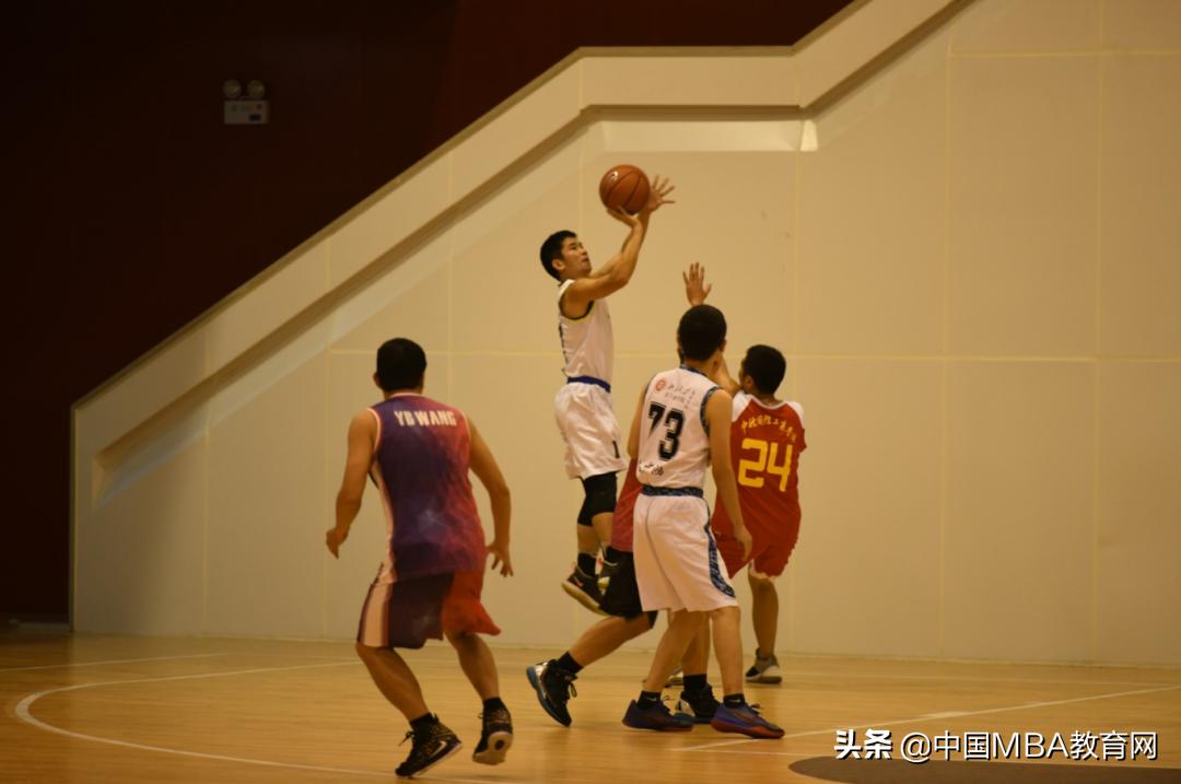 篮球友谊赛丨汇丰对阵中欧，一分险胜