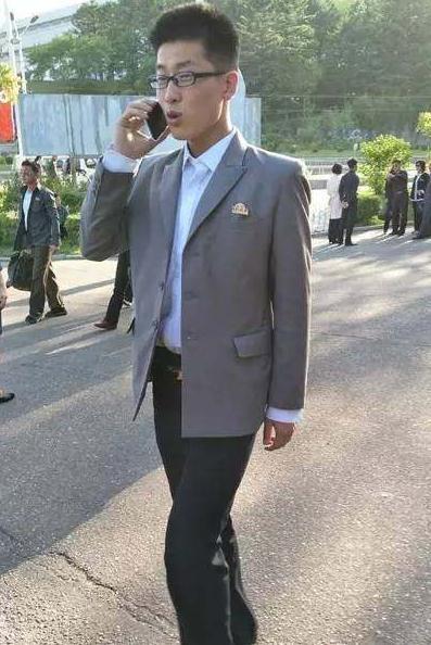 朝鲜街头的时髦小伙，最后一张照片学英语的小伙子有个漂亮女朋友