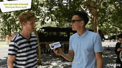 老外不相信茅台的威力,老外喝中国白酒烧刀子