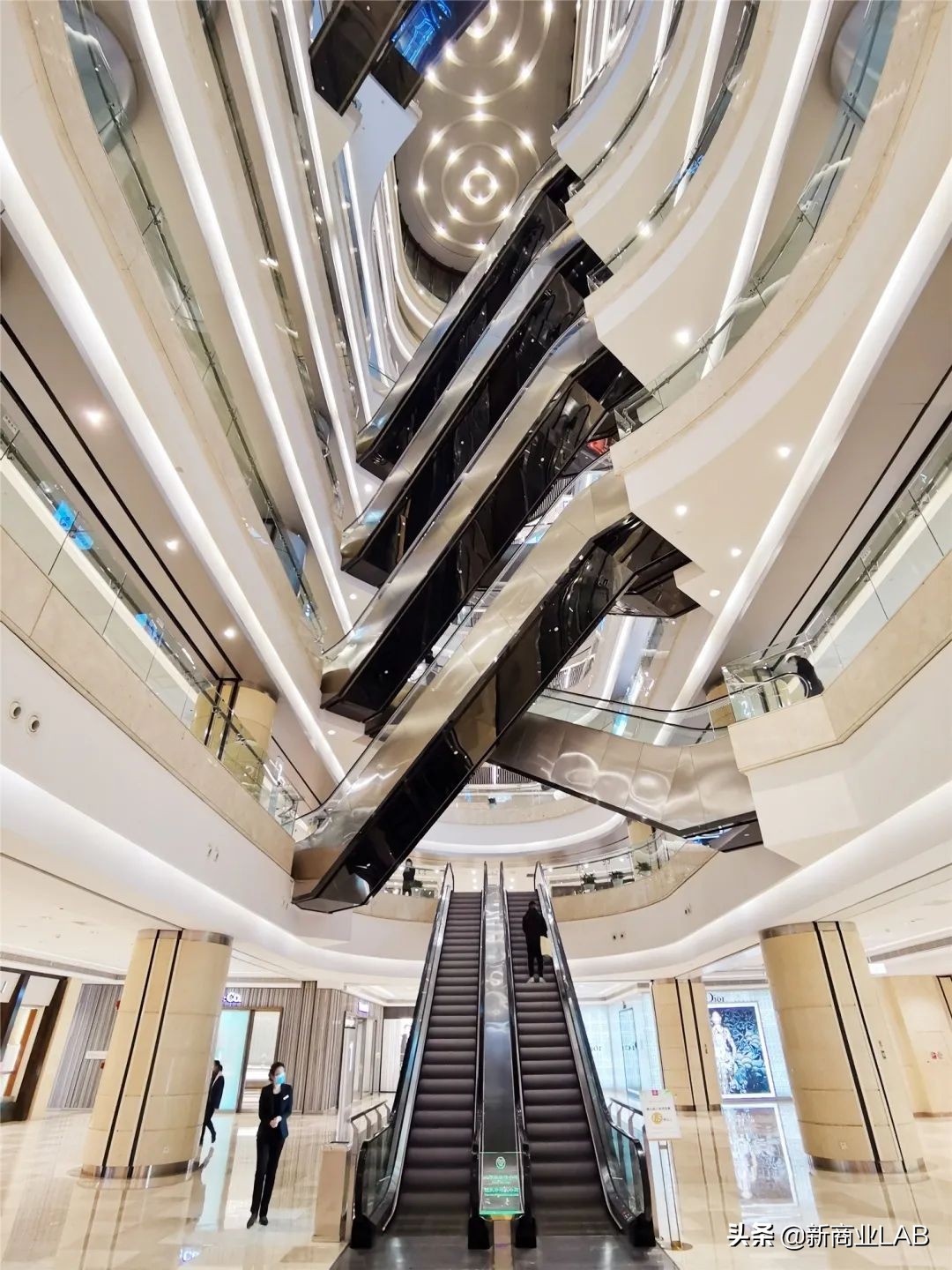 武商武汉国际广场变形记，拥抱变革，推动发展