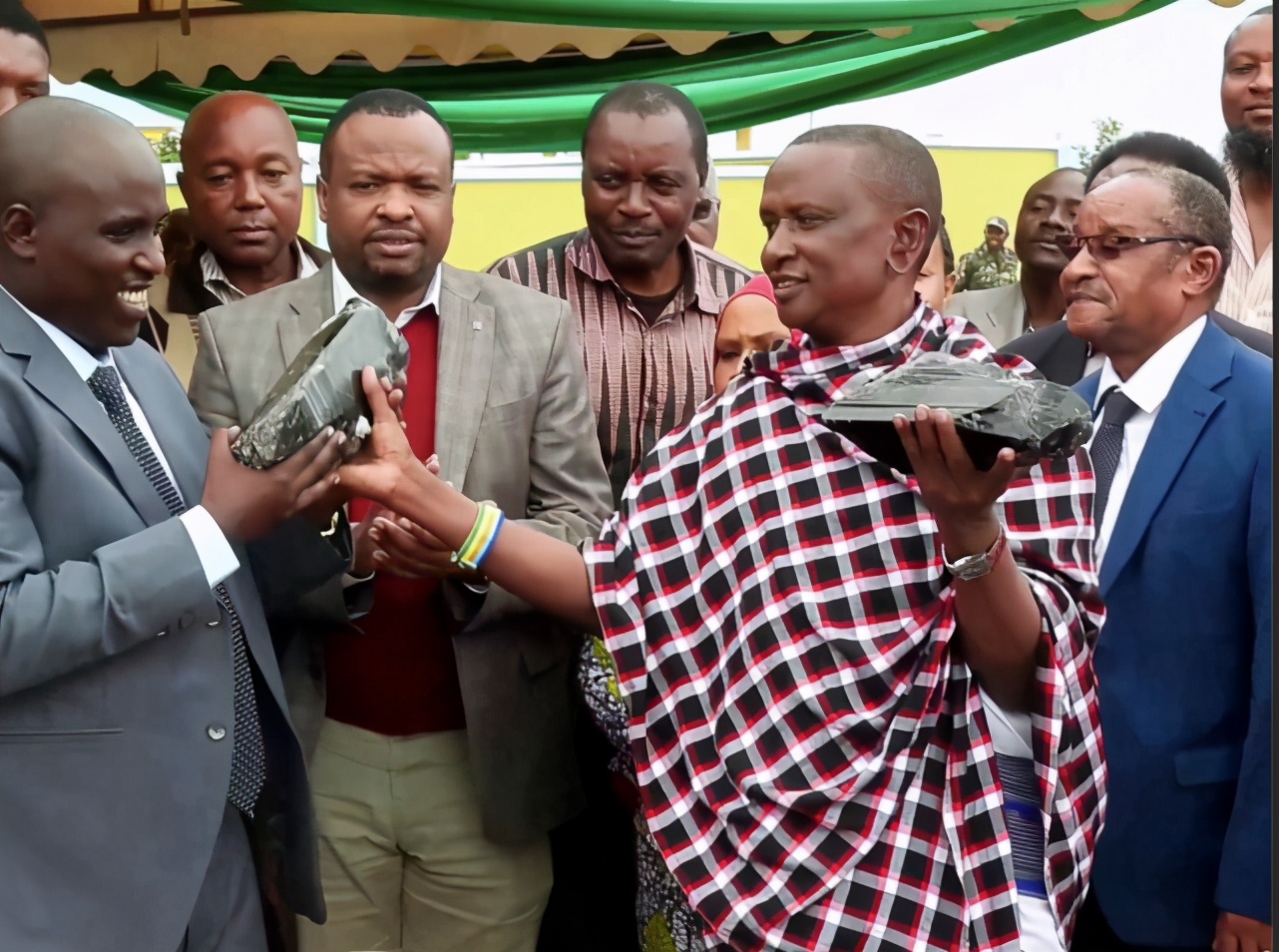 印尼男子家中捡陨石,男子捡到一夜暴富陨石