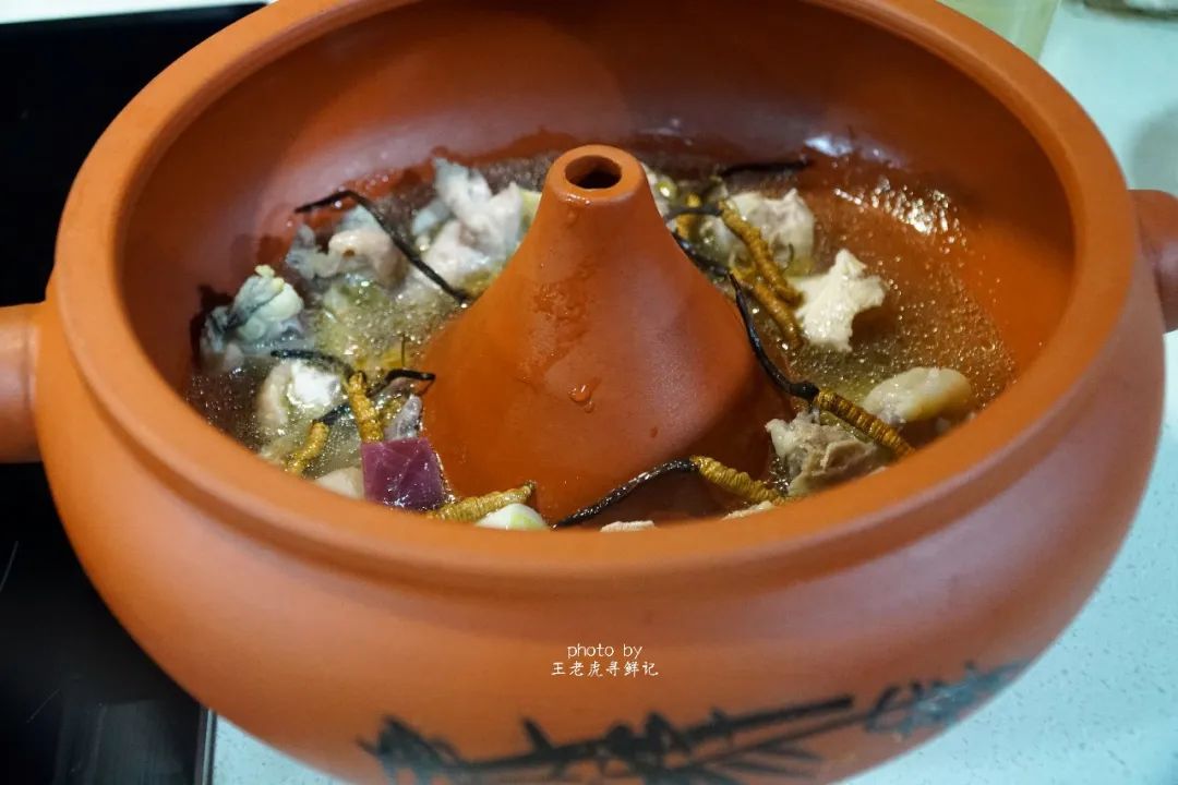 云南汽锅鸡春日养生好滋味,云南汽锅炖鸡