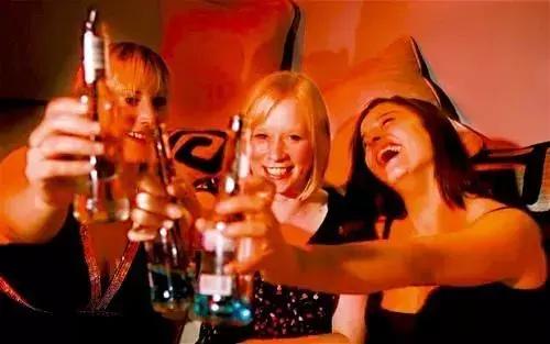 23岁女生诊出乳腺增生,怪自己常做一件事,多数女人可能不好改