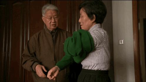 90岁夫妇恋爱日常，诠释了“与子偕老”：我忘了全世界，但记得你