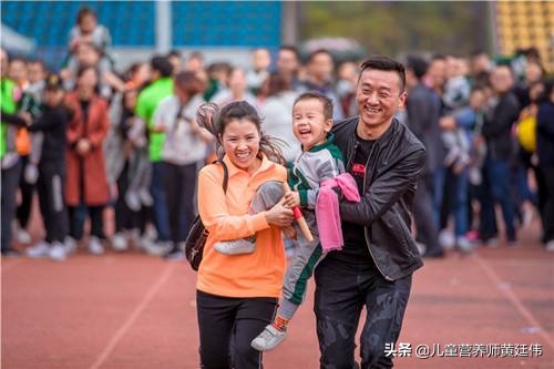 幸福家庭的背后都有默默付出的人,幸福家庭背后的三个孩子