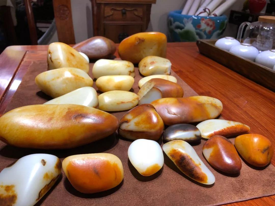 玉雕大师手里的黑青籽料,籽料皮色彰显玉雕灵气