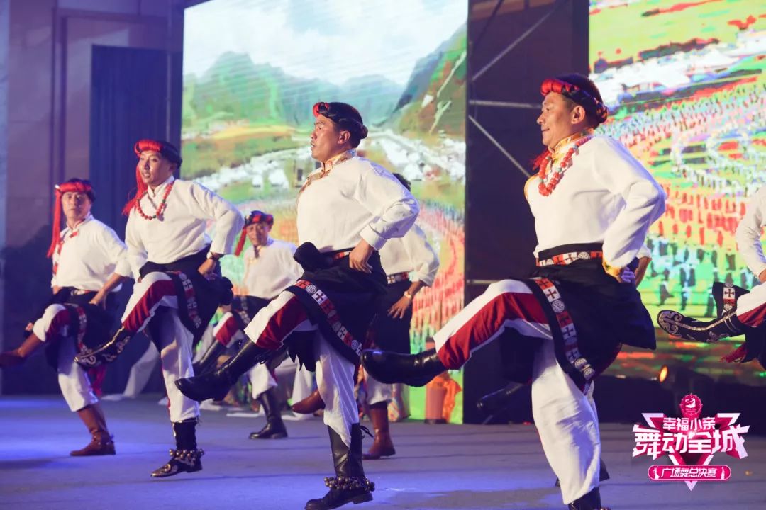 大妈们参加广场舞比赛,春晚广场舞比赛