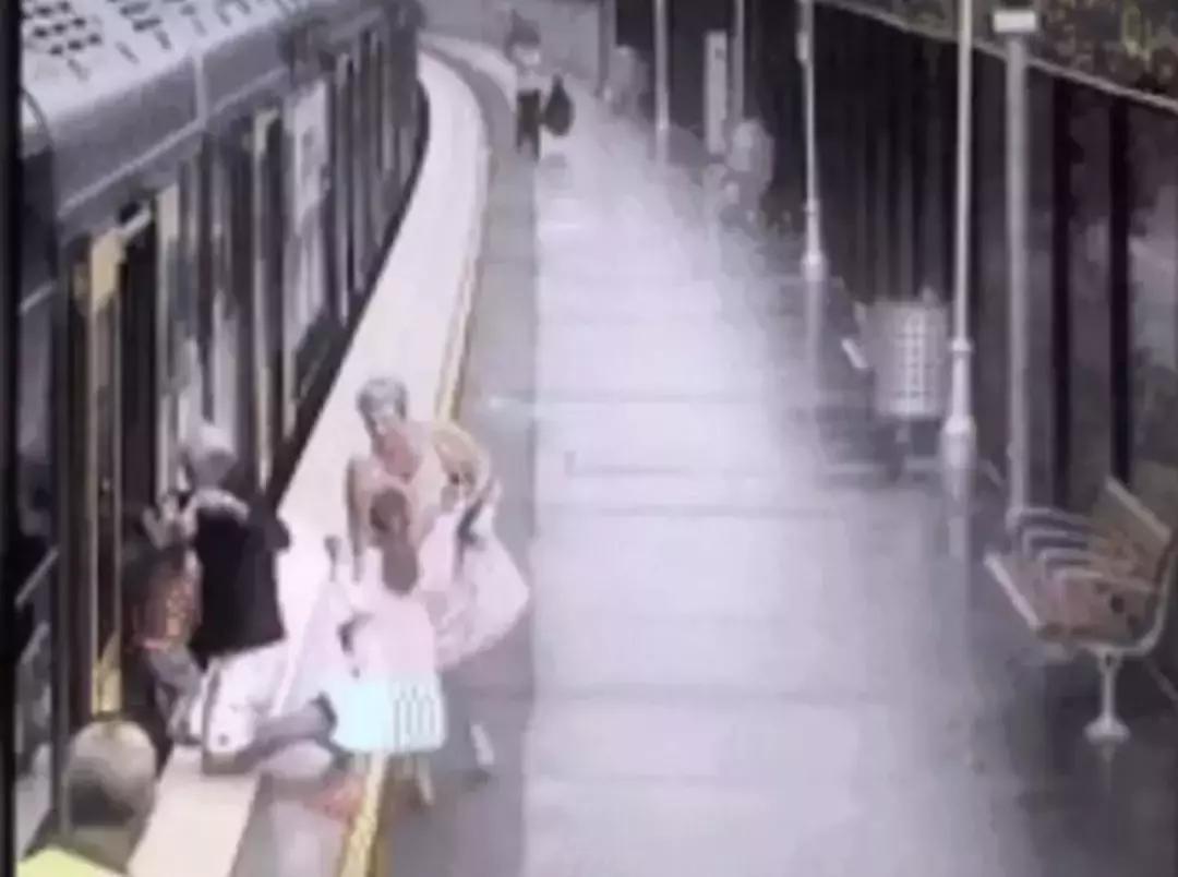 华人在澳洲被辱骂,澳大利亚一群青年当街袭击亚裔