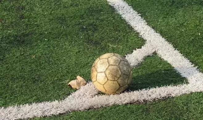 激励年轻人踢足球,推动青少年足球运动发展