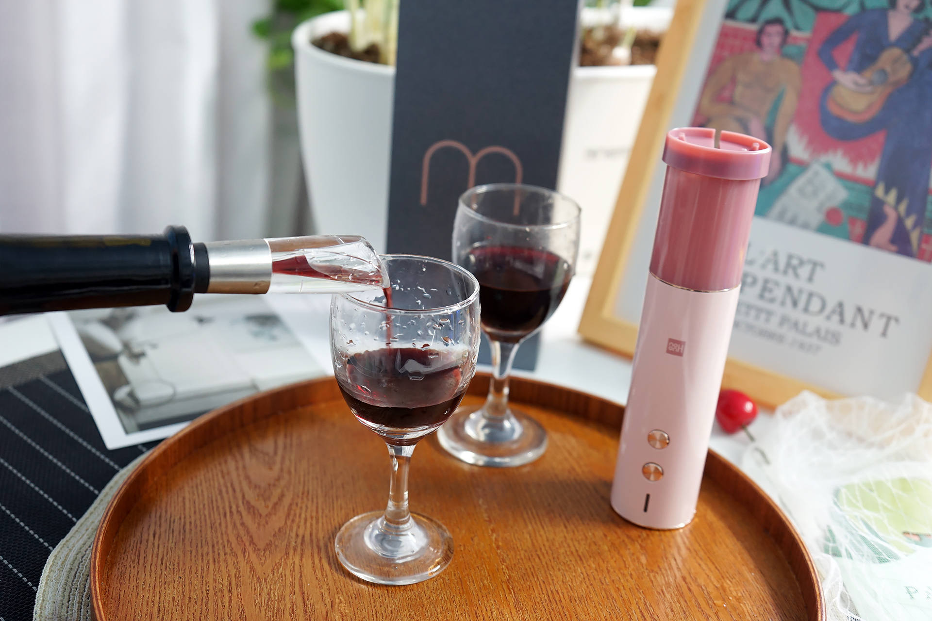 红酒自动开瓶器演示,开红酒神器开瓶器