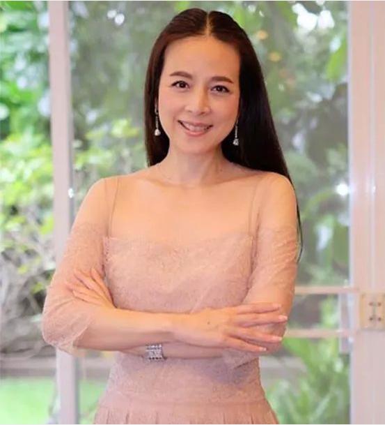 泰国女首富伍伦盼足球,泰国女足总经理伍伦盼写真