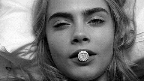 拖鞋才是夏日街头最靓的仔,时代少年团穿拖鞋要不要穿袜子