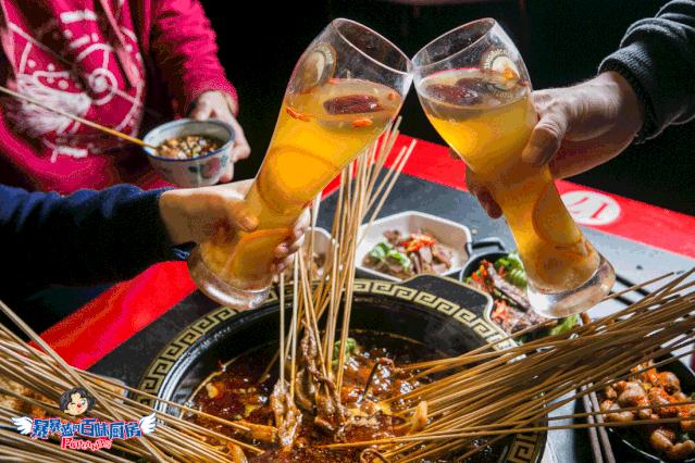 当成都老板爱上沈阳老雪,他开的串串香店锅底都有1瓶大绿棒