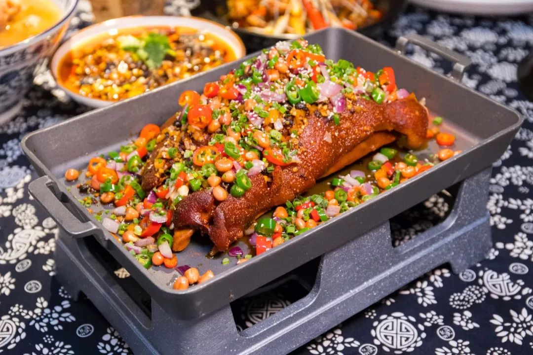 人均60的餐厅带舞台,60人一桌的餐厅