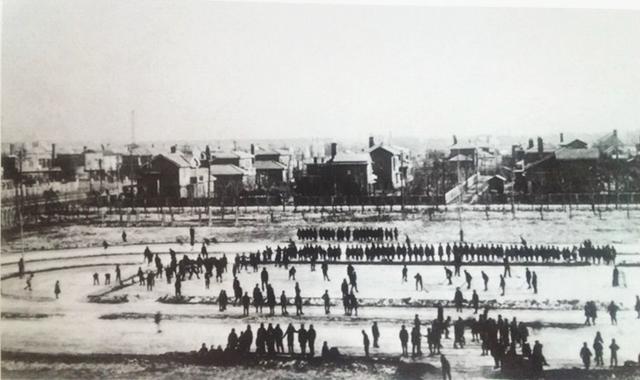 沈阳学生爱冰嬉:不上冰面滑两下,怎么对得起羽绒服?