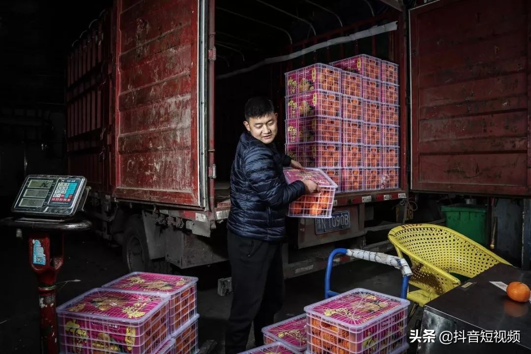他靠说大实话火了，一天卖光27吨水果，粉丝说再买不到就举报