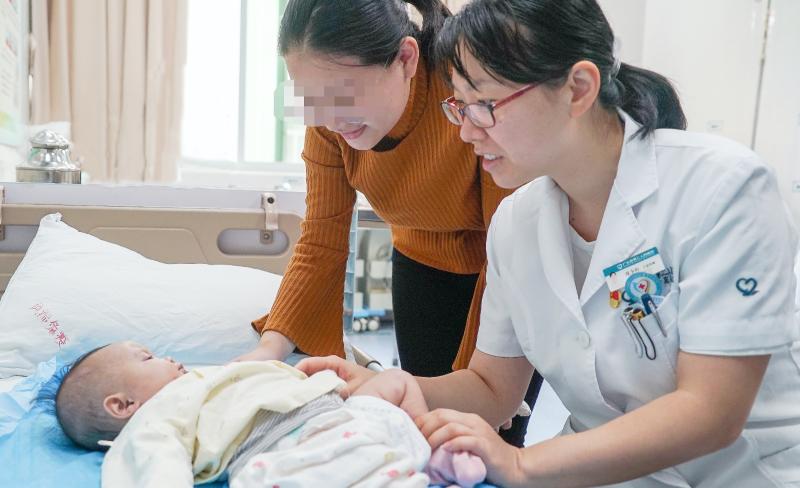 6岁小孩膝盖关节肿疼是怎么回事,儿童膝盖风湿有哪些症状