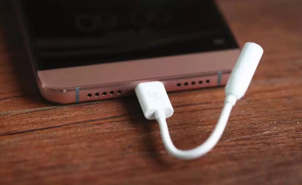 乐视手机沉浮记，三年前就在千元标配快充，比苹果更早取消耳机孔