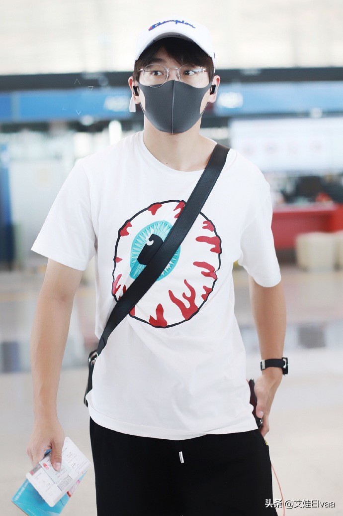 彭昱畅穿着灰色卫衣黑裤子,彭昱畅直播穿的衣服