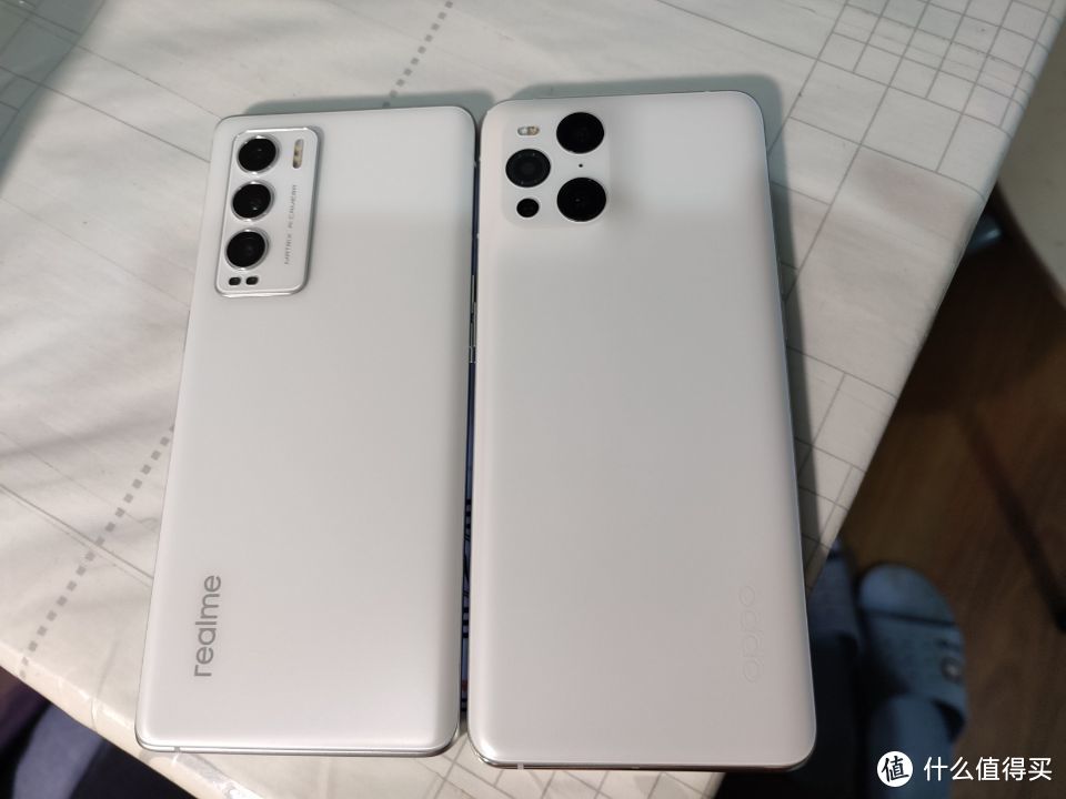 realmegt大师探索版是曲面屏吗,realmegt大师探索版是什么品牌的