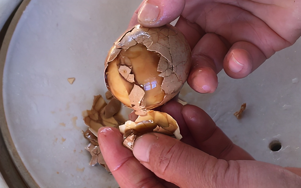 卤鸡蛋不去壳怎么做才入味又好吃,卤鸡蛋不剥壳怎么做才入味又好吃